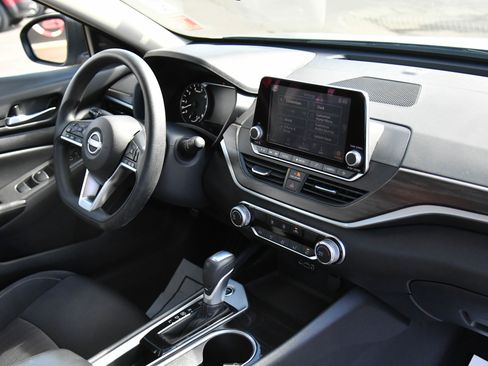 Used 2024 Nissan Altima 2.5 SV FWD image 39