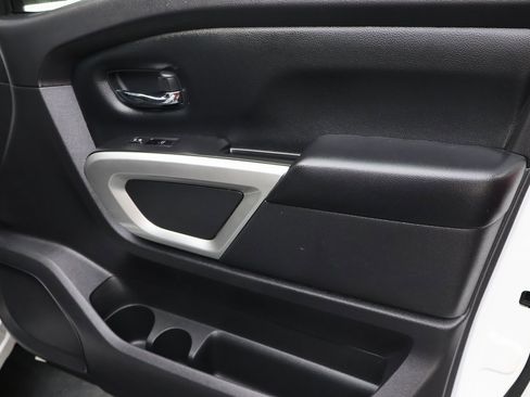 Used 2022 Nissan Titan SV image 12