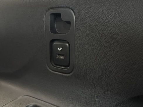 Used 2021 Chevrolet Traverse Premier image 24