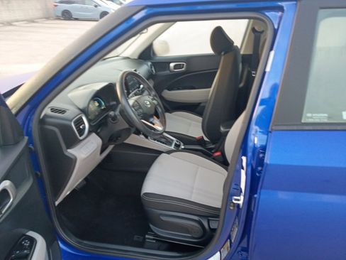 Used 2025 Hyundai Venue SEL image 3