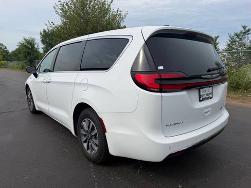 Used 2024 Chrysler Pacifica Limited FWD image 8