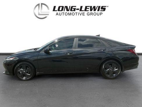 Used 2022 Hyundai Elantra SEL w/ Convenience Package FWD image 2