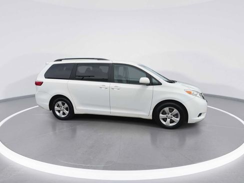 Used 2015 Toyota Sienna LE FWD image 9