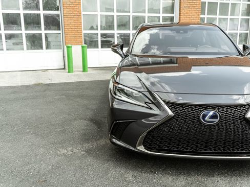 Used 2022 Lexus ES 300h F Sport w/ Accessory Package 2 FWD image 35