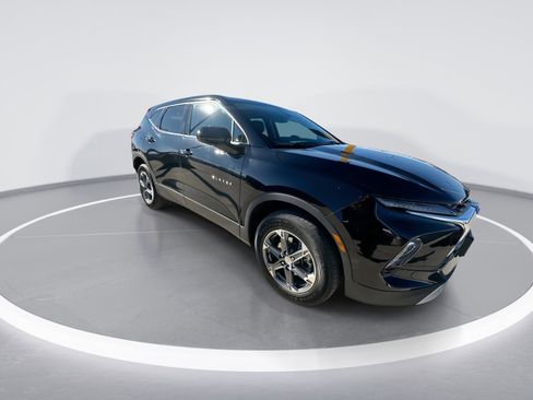 Used 2025 Chevrolet Blazer LT image 2