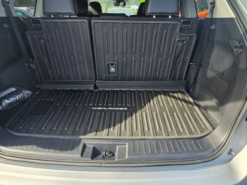 Used 2024 Toyota Highlander XLE image 11