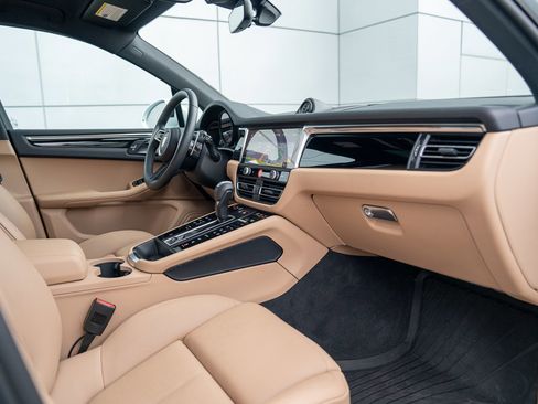 Used 2025 Porsche Macan image 25