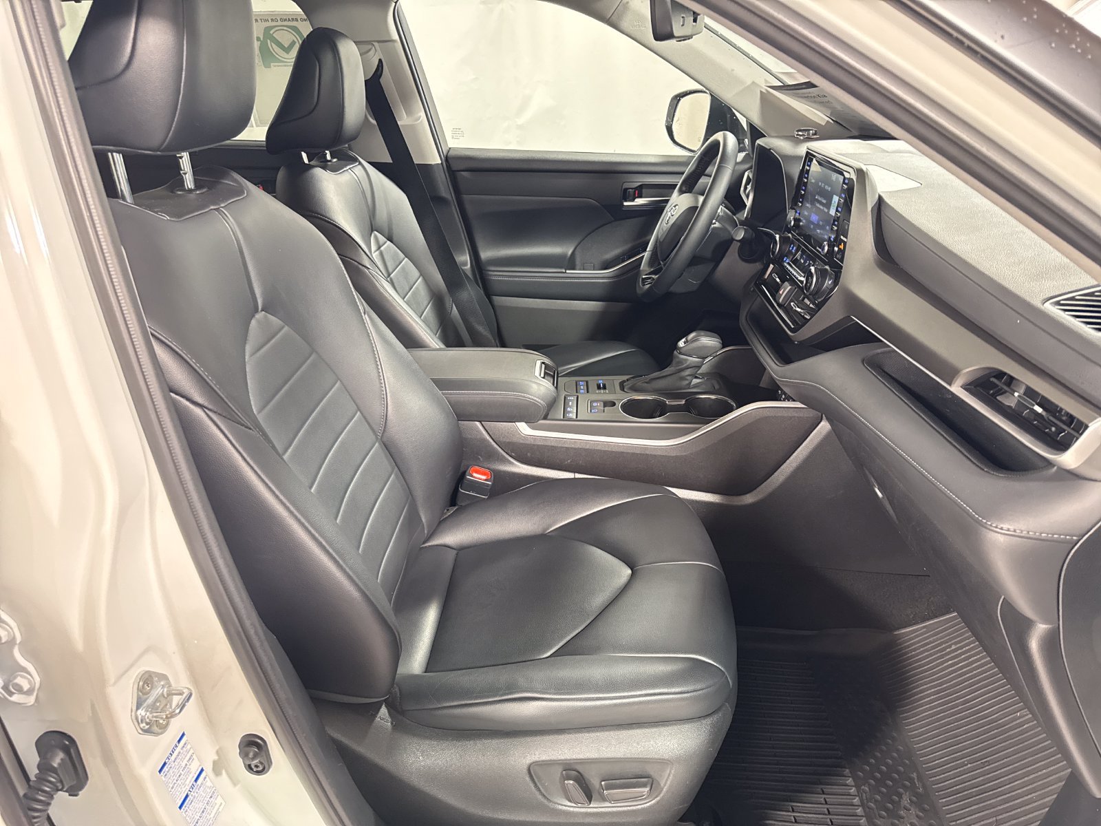Used 2021 Toyota Highlander XLE AWD/4WD image 25