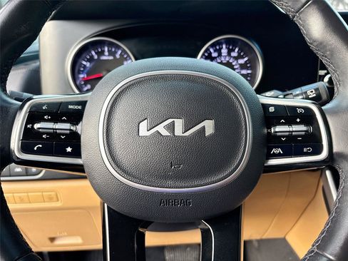 Used 2022 Kia Carnival LX image 11