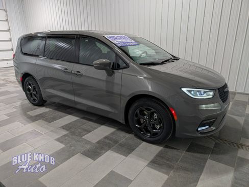Used 2022 Chrysler Pacifica Touring-L w/ S Appearance Package image 5