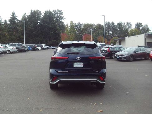 Used 2021 Toyota Highlander XSE FWD image 4