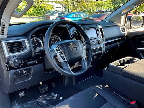 Used 2019 Nissan Titan SV image 17