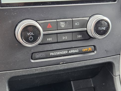 Used 2021 Ford Edge SE image 14