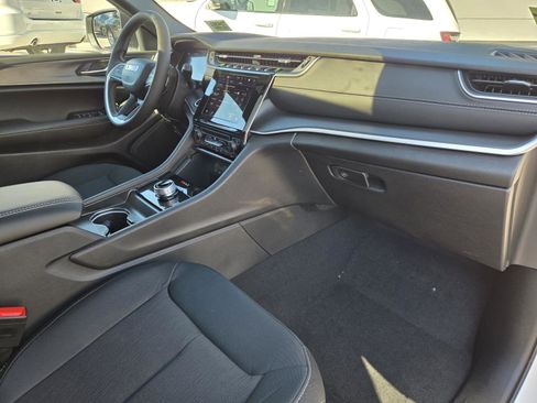 Used 2025 Jeep Grand Cherokee Laredo X image 32