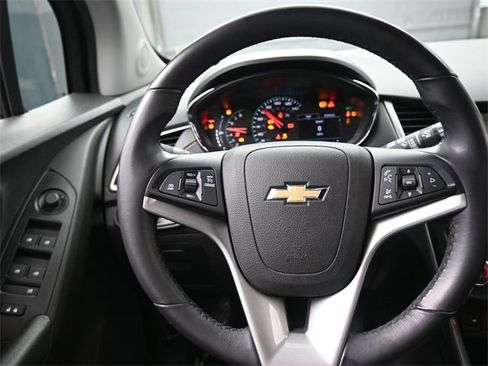 Used 2019 Chevrolet Trax LT w/ LT Convenience Package image 2