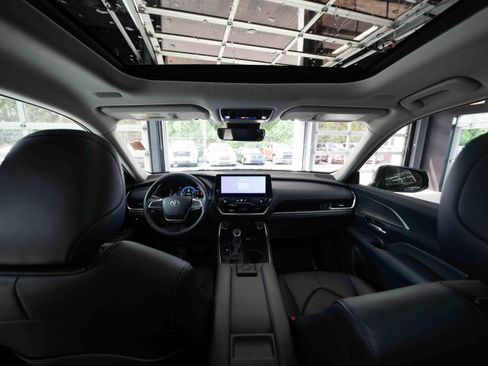 Used 2025 Toyota Grand Highlander AWD image 19