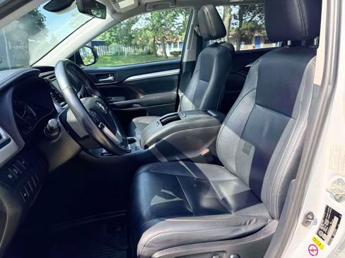 Used 2019 Toyota Highlander XLE AWD/4WD image 17