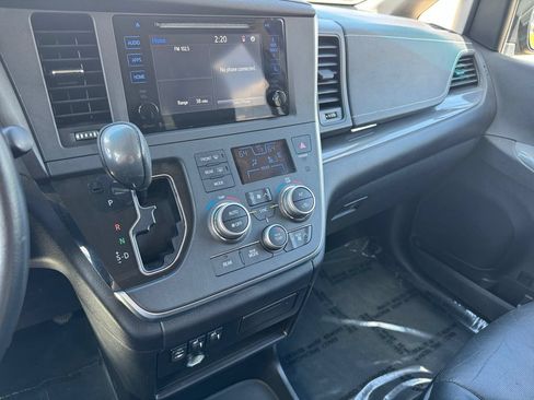 Used 2015 Toyota Sienna SE FWD image 32