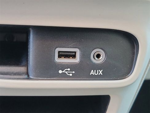 Used 2020 Chrysler Voyager Lxi image 31