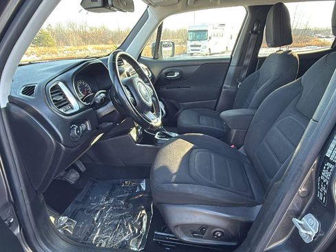 Used 2019 Jeep Renegade Latitude w/ Cold Weather Group image 25