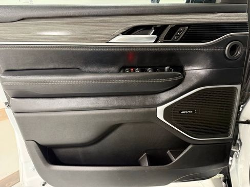 Used 2024 Jeep Wagoneer L Series II image 11