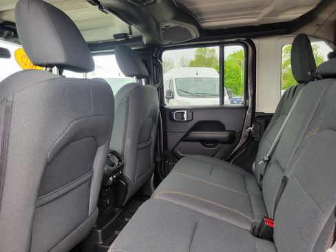 Used 2025 Jeep Wrangler Unlimited Sahara AWD/4WD image 30