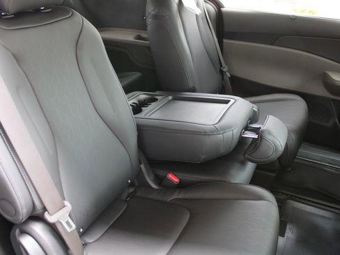 New 2026 Kia Carnival EX FWD image 20