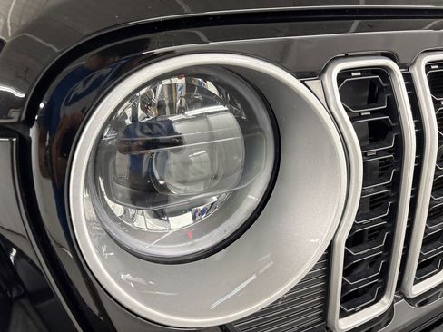 Used 2025 Jeep Wrangler Sahara image 11