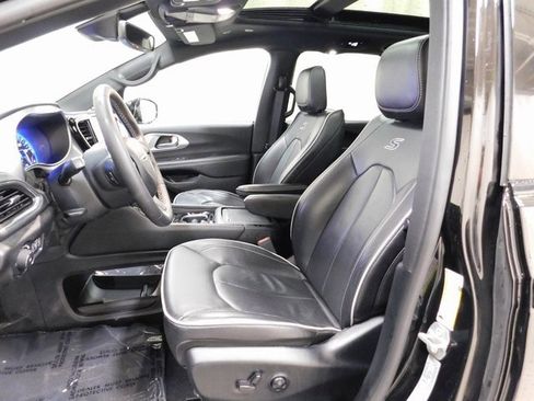 Used 2025 Chrysler Pacifica Limited image 9