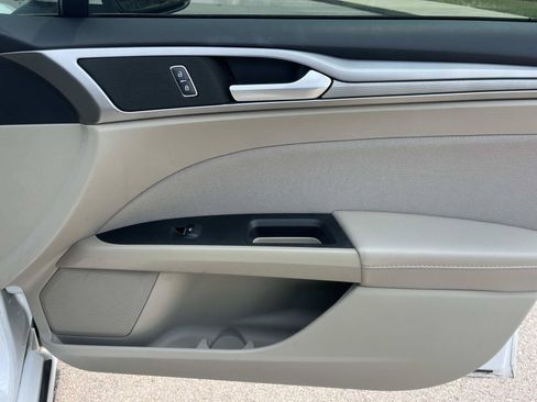 Used 2019 Ford Fusion SE FWD image 24