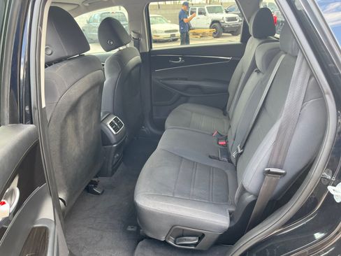Used 2019 Kia Sorento L FWD image 28