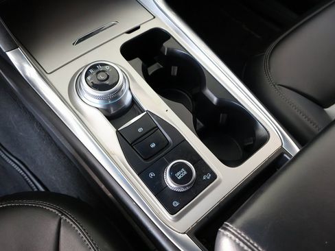 Used 2024 Ford Explorer XLT w/ Equipment Group 202A image 8