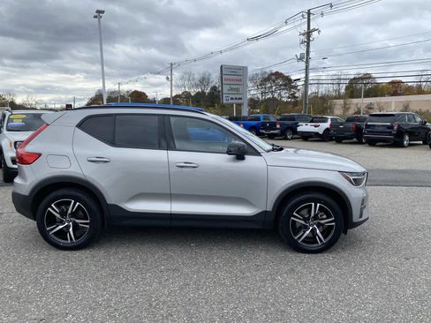 Used 2024 Volvo XC40 B5 Core image 2
