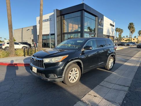 Used 2016 Toyota Highlander LE image 2