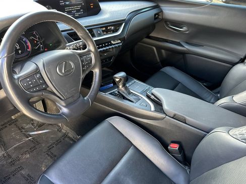 Used 2019 Lexus UX 200 w/ Premium Package FWD image 12