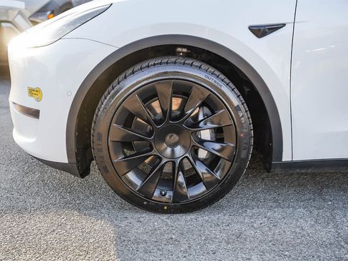 Used 2022 Tesla Model Y Long Range image 10