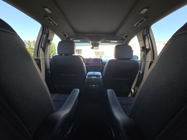 Used 2025 Chevrolet Traverse RS FWD image 20