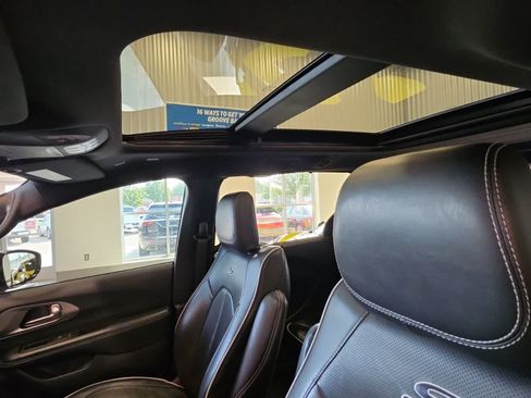 Used 2021 Chrysler Pacifica Limited AWD/4WD image 17