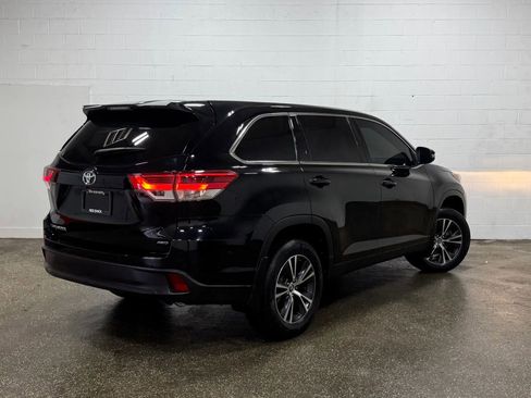 Used 2019 Toyota Highlander LE image 3