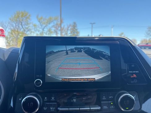 Used 2023 Toyota Highlander XLE AWD/4WD image 23