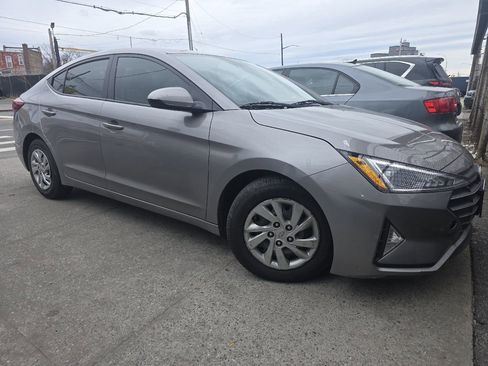 Used 2020 Hyundai Elantra SE image 1