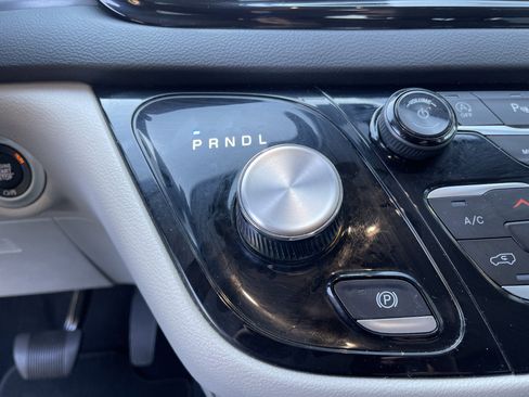 Used 2024 Chrysler Pacifica Touring-L image 29