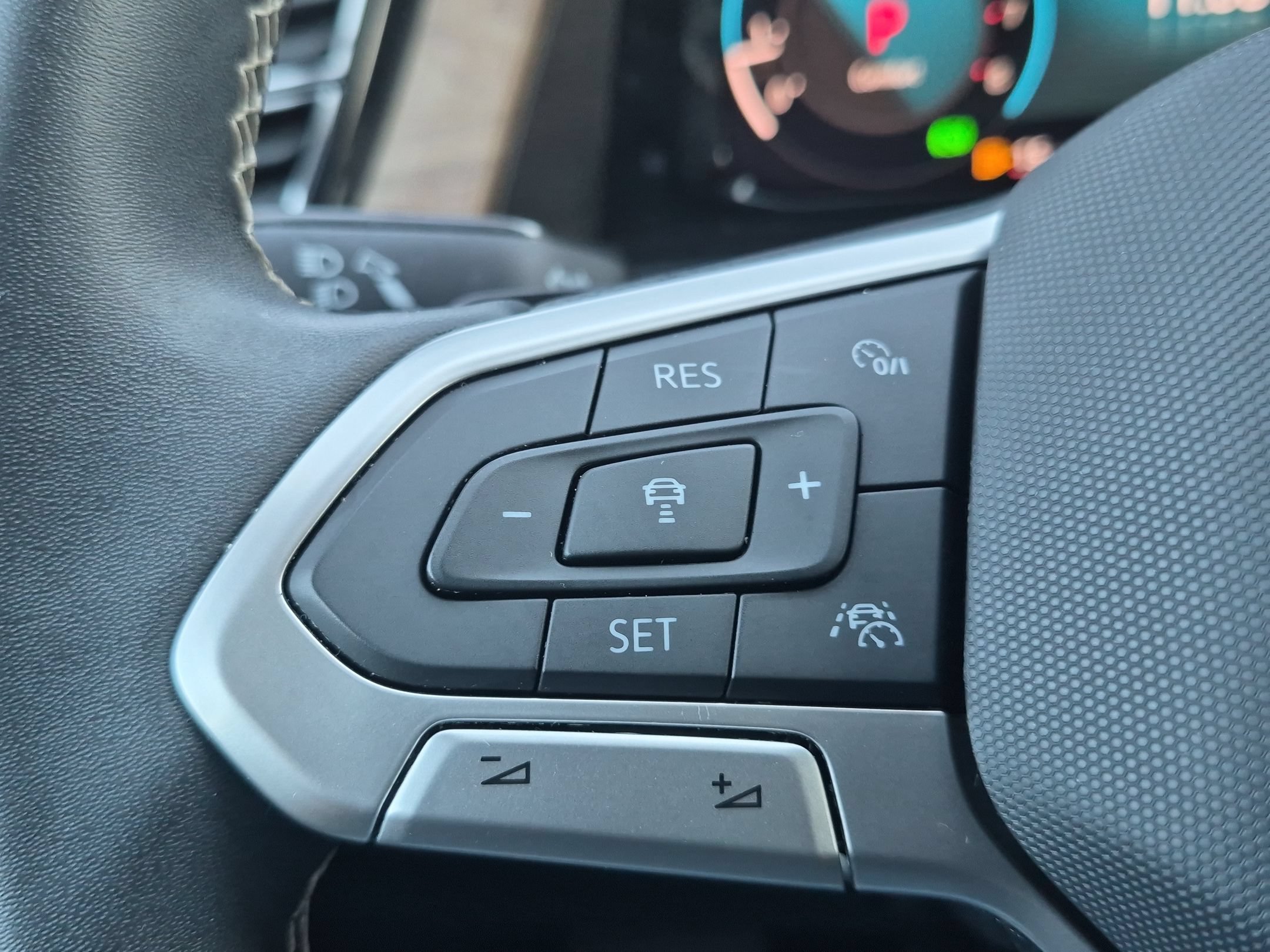 Used 2024 Volkswagen Atlas SE AWD/4WD image 14
