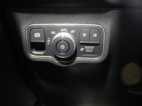 Used 2024 Mercedes-Benz GLB 250 image 7