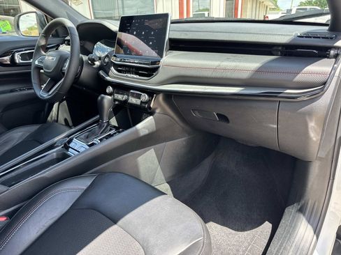 Used 2025 Jeep Compass Trailhawk image 12