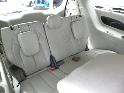 Used 2018 Chrysler Pacifica Touring-L w/ Advanced Safetytec Group FWD image 21