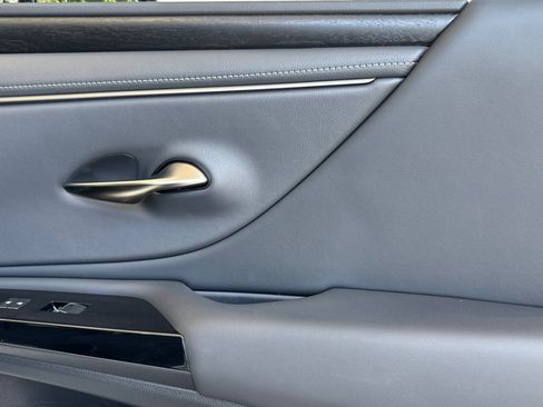 Used 2025 Lexus ES 300h w/ Premium Package FWD image 21
