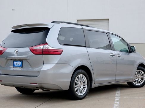 Used 2017 Toyota Sienna XLE FWD image 3