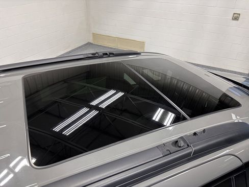 Used 2025 Chrysler Pacifica Limited image 9