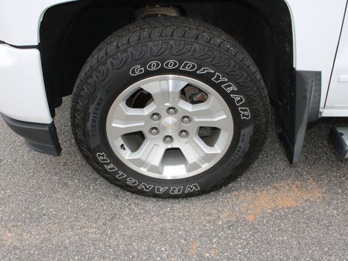 Used 2018 Chevrolet Silverado 1500 LT w/ All Star Edition image 9